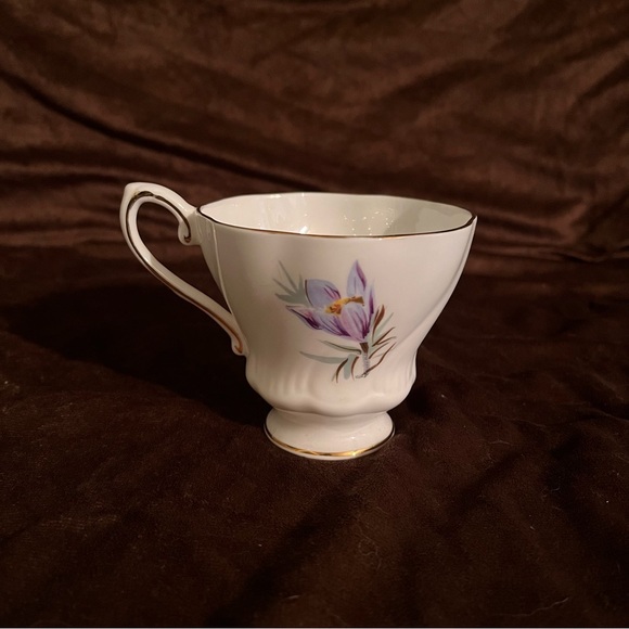 Single Royal Grafton teacup “Manitoba Crocus” - Picture 2 of 3
